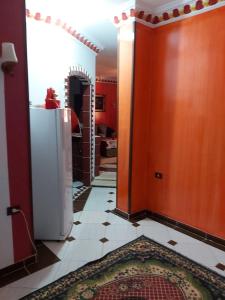 einen Flur mit Kühlschrank und Fliesenboden in der Unterkunft الفاوى - القصير in Al-Qusair