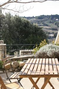 - une table de pique-nique en bois et un banc sur la terrasse dans l'établissement Grand Studio en Drôme Provencale, à Vinsobres