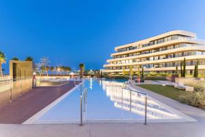 Basen w obiekcie Luxury complex beachfront apartment, infinity pool, sauna, gym and large terrace lub w pobliżu