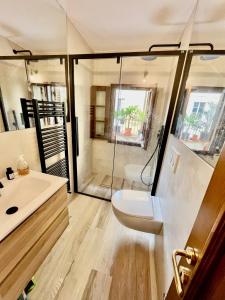 een badkamer met een douche, een toilet en een wastafel bij Terrazza Giuliana in Pescia