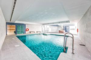 Basen w obiekcie Luxury complex beachfront apartment, infinity pool, sauna, gym and large terrace lub w pobliżu