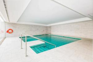 Basen w obiekcie Luxury complex beachfront apartment, infinity pool, sauna, gym and large terrace lub w pobliżu