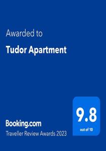 Ett certifikat, pris eller annat dokument som visas upp på Tudor Apartment