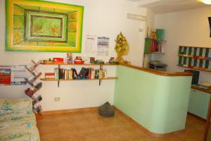 una stanza con un bancone con sopra dei libri di Hotel Alguer ad Alghero