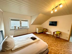 クサンテンにあるRoemerhaus Xantenのベッドルーム1室(ベッド1台付)、テレビが備わるアパートメントです。