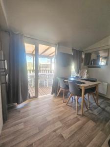 d'une salle à manger avec une table et des chaises. dans l'établissement Mobil home Sylvie et Alain, à Canet