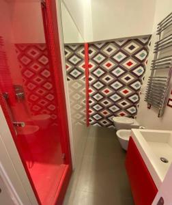 baño con ducha de color rojo y 2 aseos en Attico Cavour Prati, vicino Piazza Navona, Castel Sant'Angelo e San Pietro en Roma