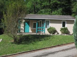 a small house with blue doors in a yard at Le chalet de Sabine et Patrick in Vicdessos