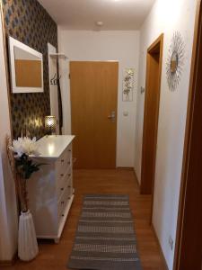 pasillo con baño con vestidor y puerta en Landhaus Rißbachtal, en Bodenmais