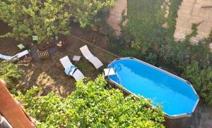 an overhead view of a swimming pool and chairs at La Provinciale en Ville in Montélimar