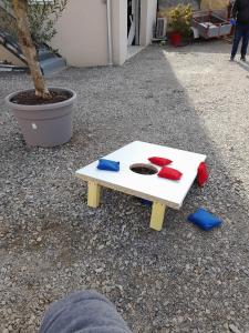 einem weißen Tisch mit roten und blauen Elementen darauf in der Unterkunft bien-être de l'Aveyron in Aguessac