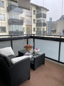 Balkón nebo terasa v ubytování Studiohuoneisto Valtakatu 45, sauna, AC, WiFi