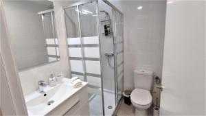 Et badeværelse på EMILY BEACH-CITY Apartment + 22 billeder