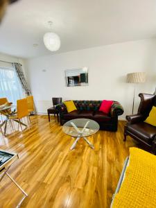 una sala de estar con un sofá y una mesa en Beach Shack Apartment, en Shanklin