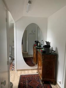 ein Bad mit einem Spiegel und einem Waschbecken im Zimmer in der Unterkunft Domaine de Ris in Ris-Orangis