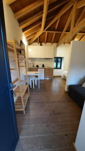 een woonkamer met een keuken en een eetkamer bij Casa de baixo studios in Arouca
