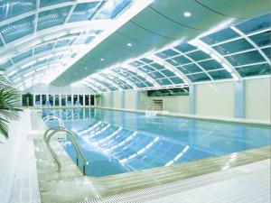 une grande piscine intérieure avec un plafond dans l'établissement C&D Hotel Quanzhou, à Quanzhou
