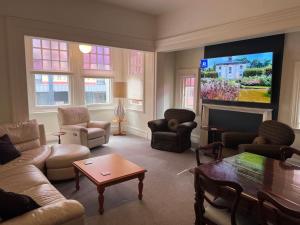 salon z kanapą i telewizorem w obiekcie Arthurton Central w mieście Hobart