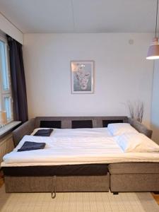 1 dormitorio con 1 cama grande en una habitación en Yksiö saunalla ja patiolla, en Porvoo