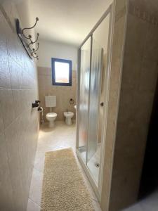 bagno con doccia e servizi igienici di Bungalows Alloggi Angiolin Ketty a Cavallino-Treporti