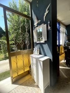 una porta d'ingresso di una casa con finestra di Bungalows Alloggi Angiolin Ketty a Cavallino-Treporti