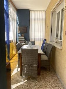 una sala da pranzo con tavolo e sedie in una stanza di Bungalows Alloggi Angiolin Ketty a Cavallino-Treporti
