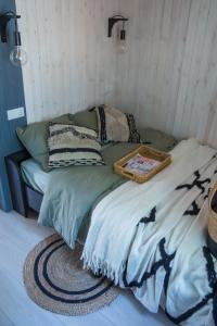 Bett in einer Ecke eines Zimmers in der Unterkunft Pussala Latgalē 