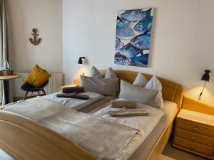um quarto com duas camas com almofadas em Strandbude Borkum em Borkum