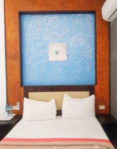 a bedroom with a large window above a bed at Palm Inn in Ban Na Phong