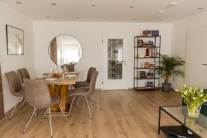 a dining room with a table and chairs at BONNYSTAY - Monument - Modern - Zentral - Kitchen - 5 Pax - Garage - Smart TV- Work Space in Landshut