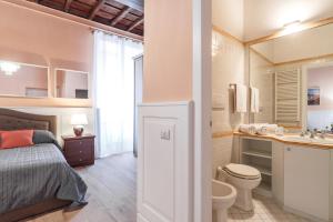 Schlafzimmer mit einem Bett, einem WC und einem Waschbecken in der Unterkunft CasAlice Apartments Roma Trevi in Rom
