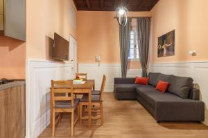 ein Wohnzimmer mit Sofa und Tisch in der Unterkunft CasAlice Apartments Roma Trevi in Rom + 31 Fotos