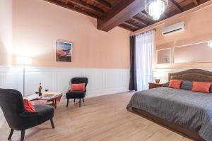ein Schlafzimmer mit einem Bett, einem Tisch und Stühlen in der Unterkunft CasAlice Apartments Roma Trevi in Rom