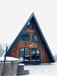 Cabaña en la nieve con ventana grande en Cabana Masiv en Comăneşti