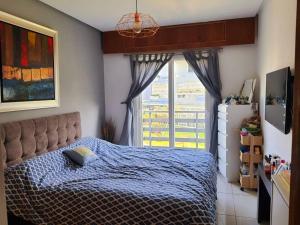 Rúm í herbergi á Melrose Beach - Apartment with a beach view