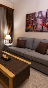 uma sala de estar com um sofá e uma mesa em Angel Mezonet em Amaliada