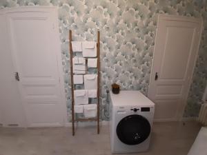 een badkamer met een toilet en handdoeken aan de muur bij Bulle d'Ardenne in Charleville-Mézières