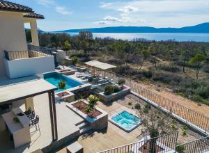 una vista aérea de una casa con piscina en Luxury Villas LORD and LADY, en Pinezici