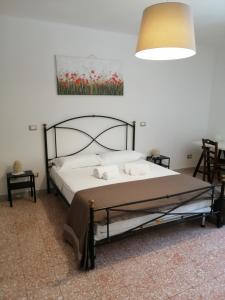 uma cama num quarto com uma pintura na parede em CASA MINU' - Affitti Brevi Italia em Bari