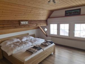 Ένα ή περισσότερα κρεβάτια σε δωμάτιο στο Alpen-Paradies Edelweiss