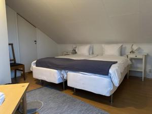 um quarto com uma cama grande num quarto em Trollhättans Bed and Breakfast em Trollhättan