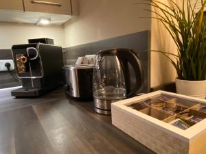 eine Küchentheke mit Kaffeemaschine und Wasserkocher in der Unterkunft Villa Major in Göhren-Lebbin
