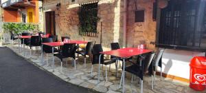 Reštaurácia alebo iné gastronomické zariadenie v ubytovaní Pensión QuintAna