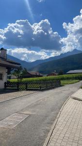 uma estrada vazia com uma cerca em frente a uma vinha em Casa dei sogni em Valdaora