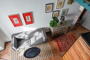 una sala de estar con una silla de plata y una mesa en Hospederia Santa Clara, en Utrera