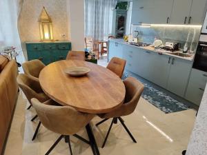 uma cozinha com uma mesa de madeira e algumas cadeiras em Modern luxury villa Paradise em Calpe