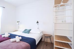Zaratino rooms في زادار: غرفة نوم عليها سرير وفوط