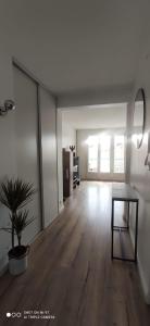 una habitación vacía con una mesa y una maceta en Appartement 4 personnes, garage privé, balcon en Saint-Étienne