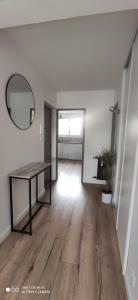 - un salon avec une table et un miroir dans l'établissement Appartement 4 personnes, garage privé, balcon, à Saint-Étienne