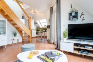 Una sala de estar con un televisor de pantalla plana grande. en Strandpark-Grossenbrode-Haus-Meerblick-Wohnung-16, en Großenbrode